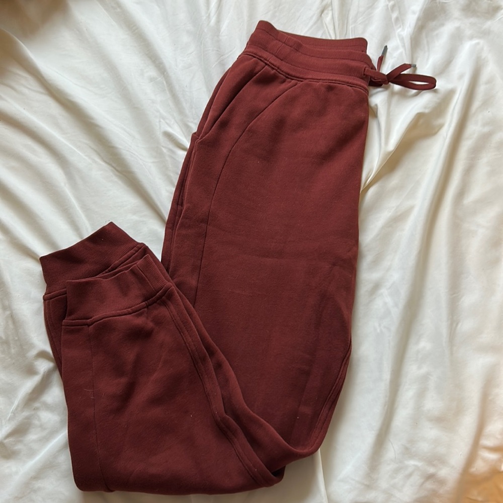 Maroon Lululemon Scuba joggers full length size 6